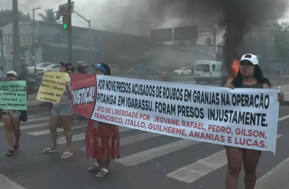 Manifestantes levaramfaixa para protesto, que interditou trecho da BR-101 Norte /Reprodução/TV Guararapes