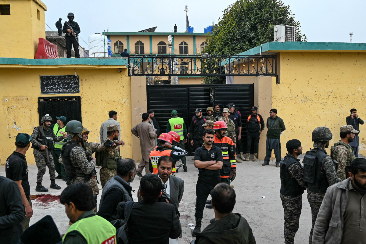 Agentes de segurança fazem a guarda em frente à mesquita após uma explosão em Islamabad/FAROOQ NAEEM / AFP