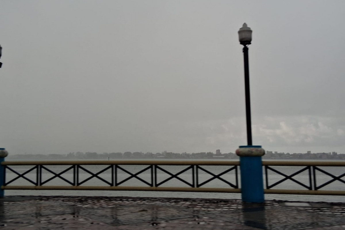 Na Cabanga, na área central do Recife, tempo estava fechado no início da manhã desta sexta (6) /Ricardo Novelino/DP