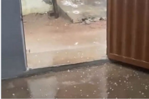 Al&eacute;m da chuva de granizo, v&iacute;deos divulgados por moradores nas redes sociais mostram uma chuva intensa na Vila do Par&aacute;, zona rural de Santa Cruz do Capibaribe
