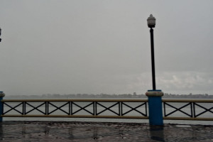 Na Cabanga, na &aacute;rea central do Recife, tempo estava fechado no in&iacute;cio da manh&atilde; desta sexta (6) 