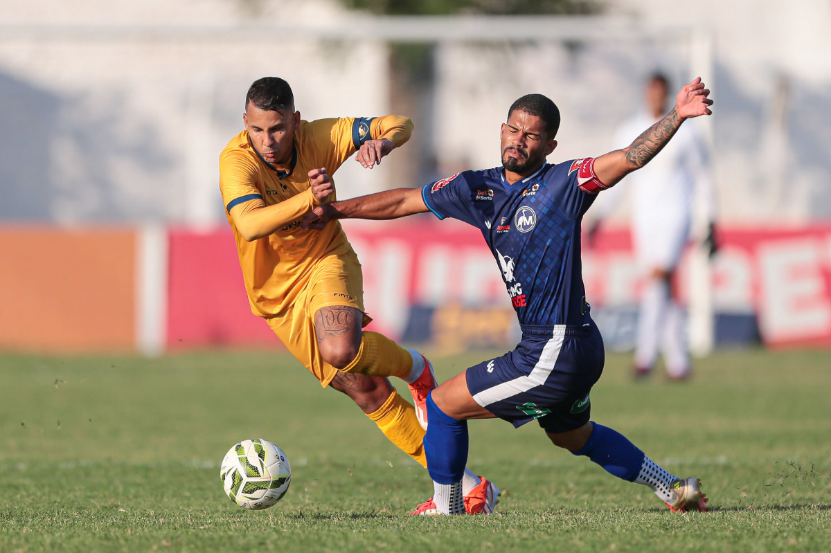 Radsley e Italo, meio-campistas de Retrô e Maguary, respectivamente /Rafael Melo/FPF