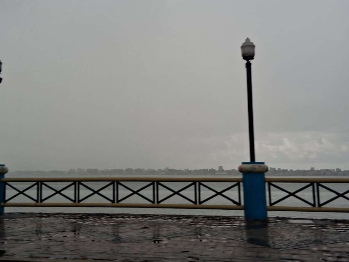 Na Cabanga, na área central do Recife, tempo estava fechado no início da manhã desta sexta (6)  (Ricardo Novelino/DP)