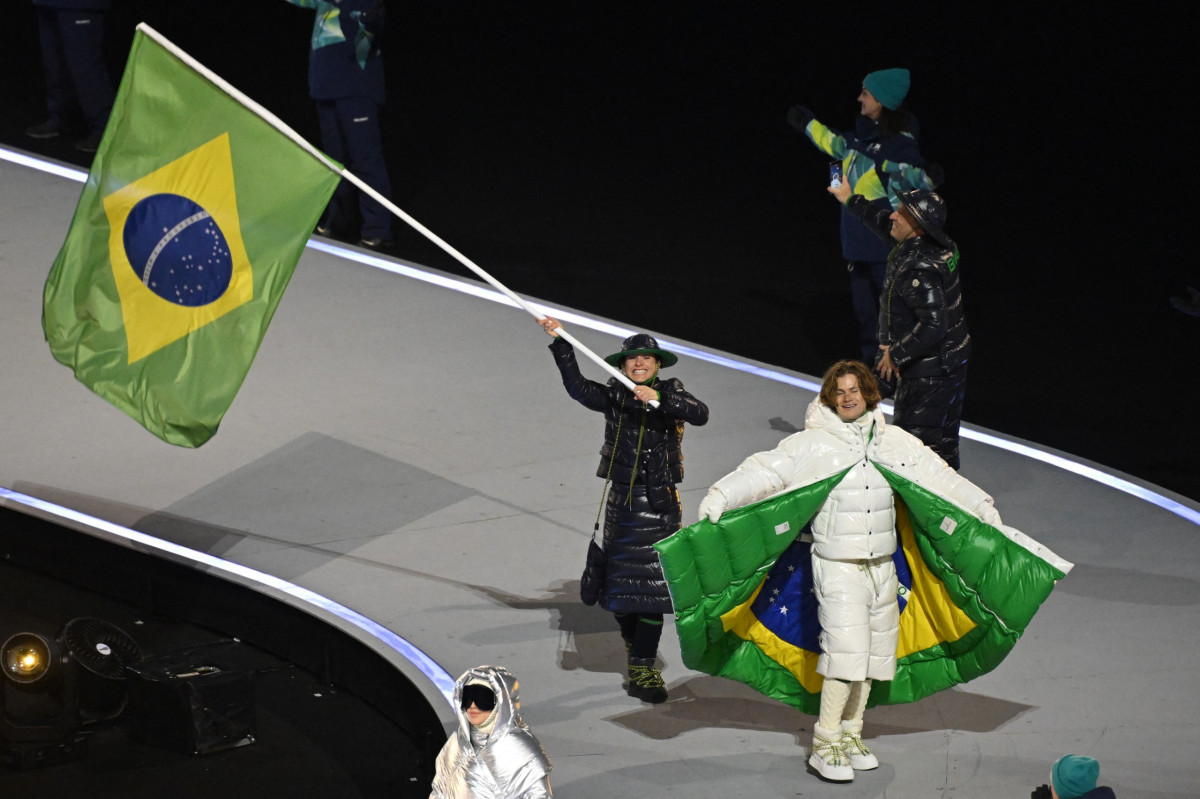 O porta-bandeira do Brasil, Lucas Pinheiro Braathen, desfila durante a cerimônia de abertura dos Jogos Olímpicos de Inverno de Milão-Cortina 2026  (PIERO CRUCIATTI / AFP)