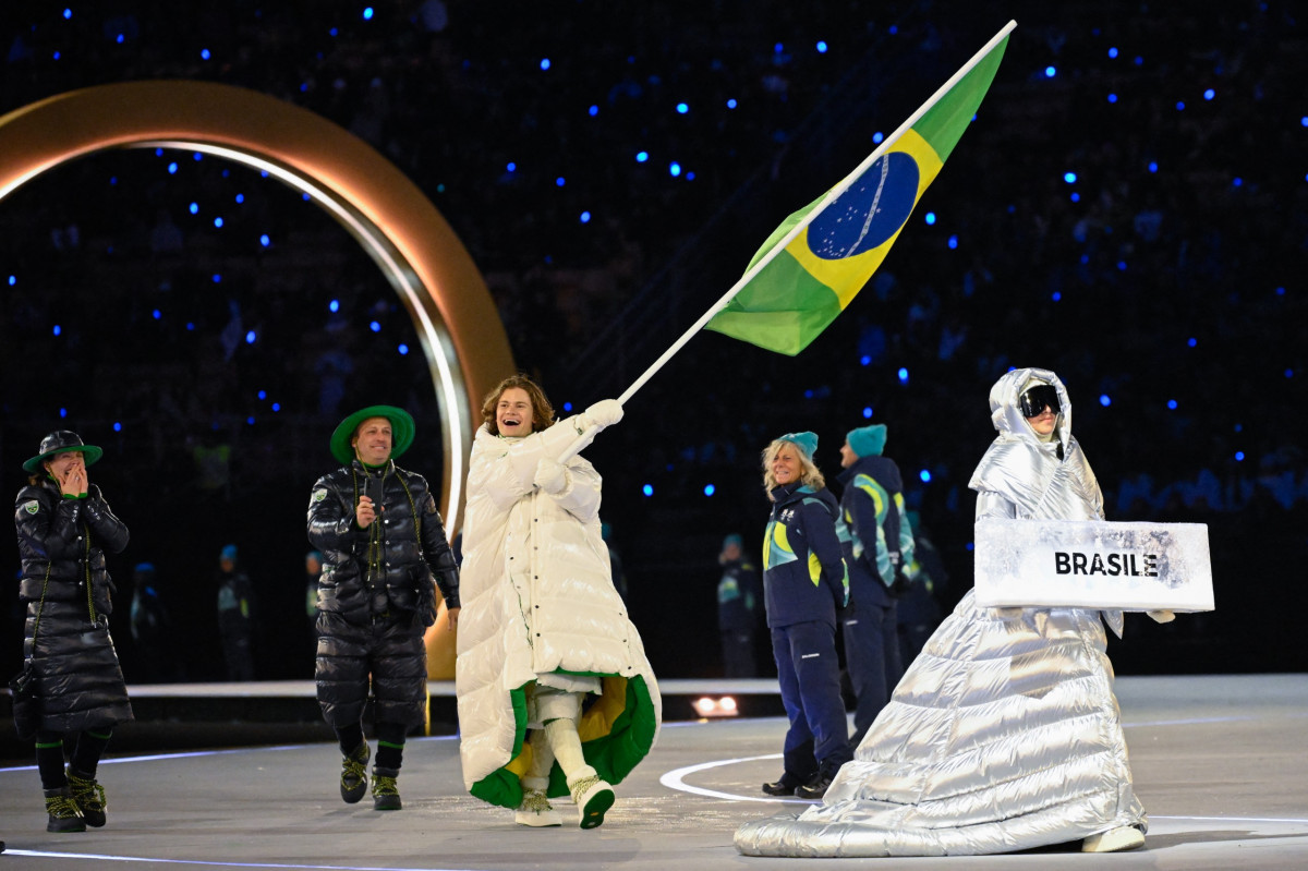 O porta-bandeira do Brasil, Lucas Pinheiro Braathen, desfila durante a cerimônia de abertura dos Jogos Olímpicos de Inverno de Milão-Cortina 2026 /WANG ZHAO / AFP