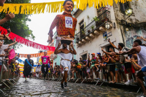 Carnaval 2026: Mesmo com muita chuva, Corrida dos Bonecos Gigantes faz a festa em Olinda 