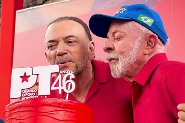 Al&eacute;m de Alckmin, estava no palco, mais ao fundo, o presidente do PSB e prefeito do Recife, Jo&atilde;o Campos.

