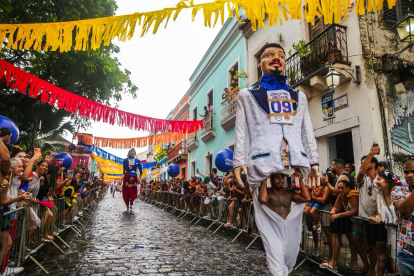 Ruas que receberam a corrida dos bonecos gigantes contam com decora&ccedil;&atilde;o colorida nos fios (Foto: Crysli Viana/DP Foto)