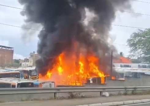 Fogo atingiu ônibus em garagem, em Caruaru, no Agreste /Redes Sociais