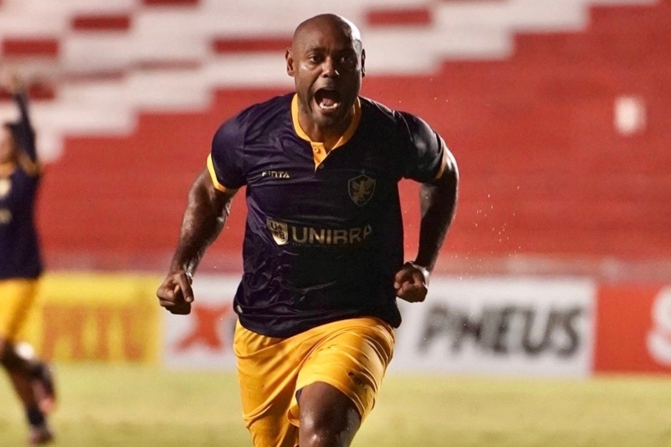 Vagner Love, atacante do Retrô/Reprodução/Retrô FC