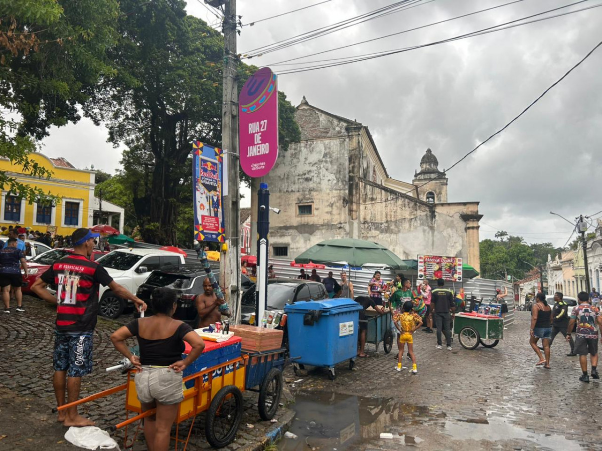 Enfeites até o momento se resumem a placas de identificação das vias e fitas coloridas nos fios de alguns pontos (Foto: Crysli Viana/DP)