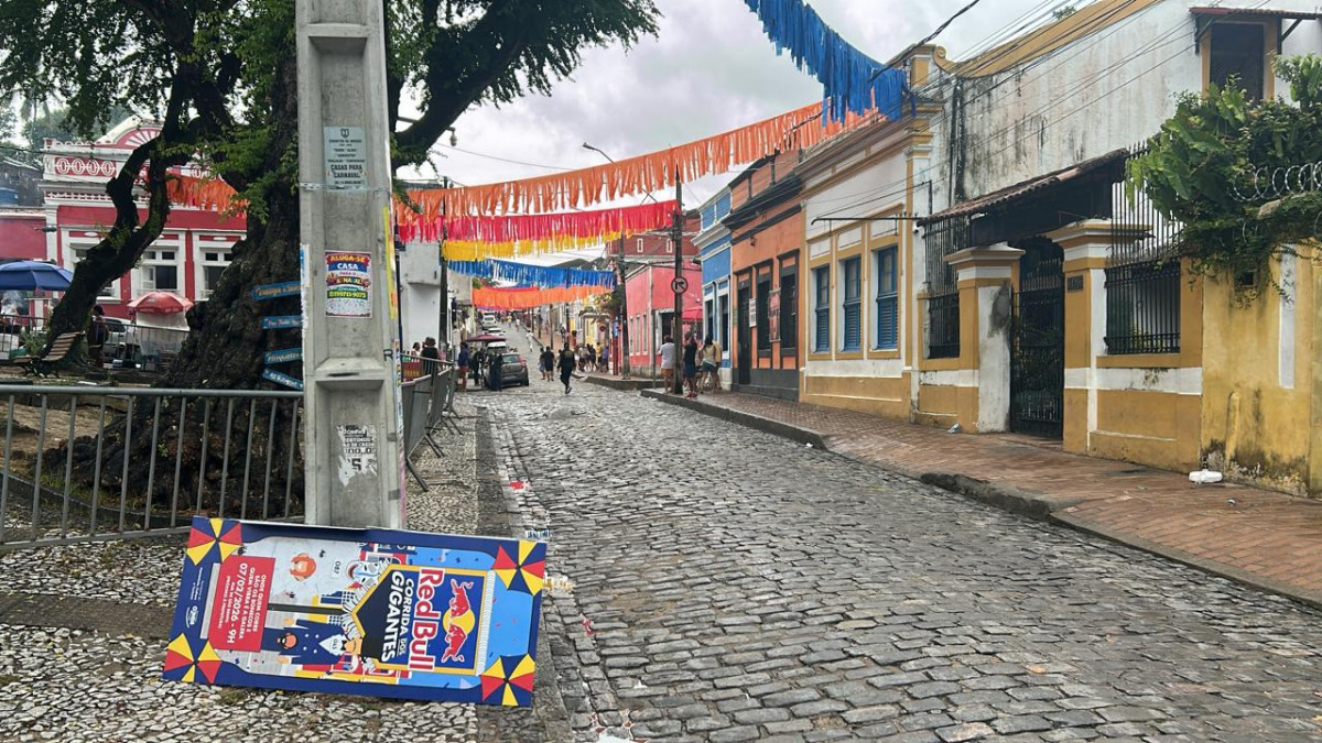 Decoração discreta começa a surgir nas ruas do Sítio Histórico de Olinda (Foto: Crysli Viana/DP)
