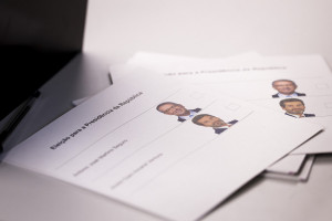 C&eacute;dulas eleitorais com fotos dos dois candidatos &agrave;s elei&ccedil;&otilde;es presidenciais portuguesas s&atilde;o exibidas em uma se&ccedil;&atilde;o eleitoral em Lisboa