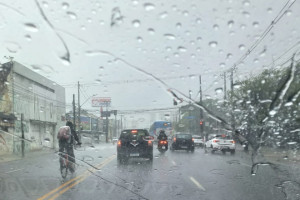 A previs&atilde;o de pancadas de chuva em todo o estado, no in&iacute;cio da semana, com aten&ccedil;&atilde;o redobrada pro Agreste e pro Sert&atilde;o