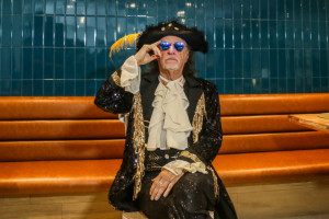 Alceu concedeu entrevista antes do desfile, neste domingo (8) 