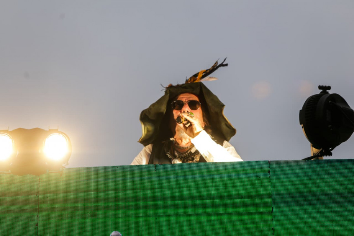Lenine foi um dos convidados de Alceu que embalou os foliões com clássicos (Foto: Crysli Viana/DP Foto)