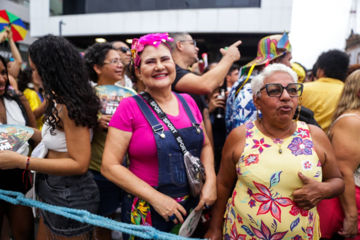 Maria de Lima (a direita) curtindo o Bloco Bicho Maluco Beleza neste domingo (8) (Foto: Crysli Viana/DP Foto)