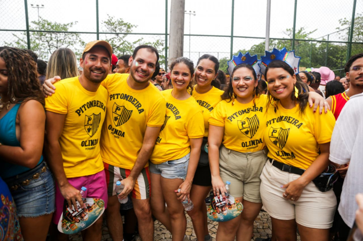Grupo de amigos, como tantos outros foliões, estampou a cor e o símbolo da Pitombeira dos Quatro Cantos em homenagem ao filme 'O Agente Secreto' (Foto: Crysli Viana/DP Foto)