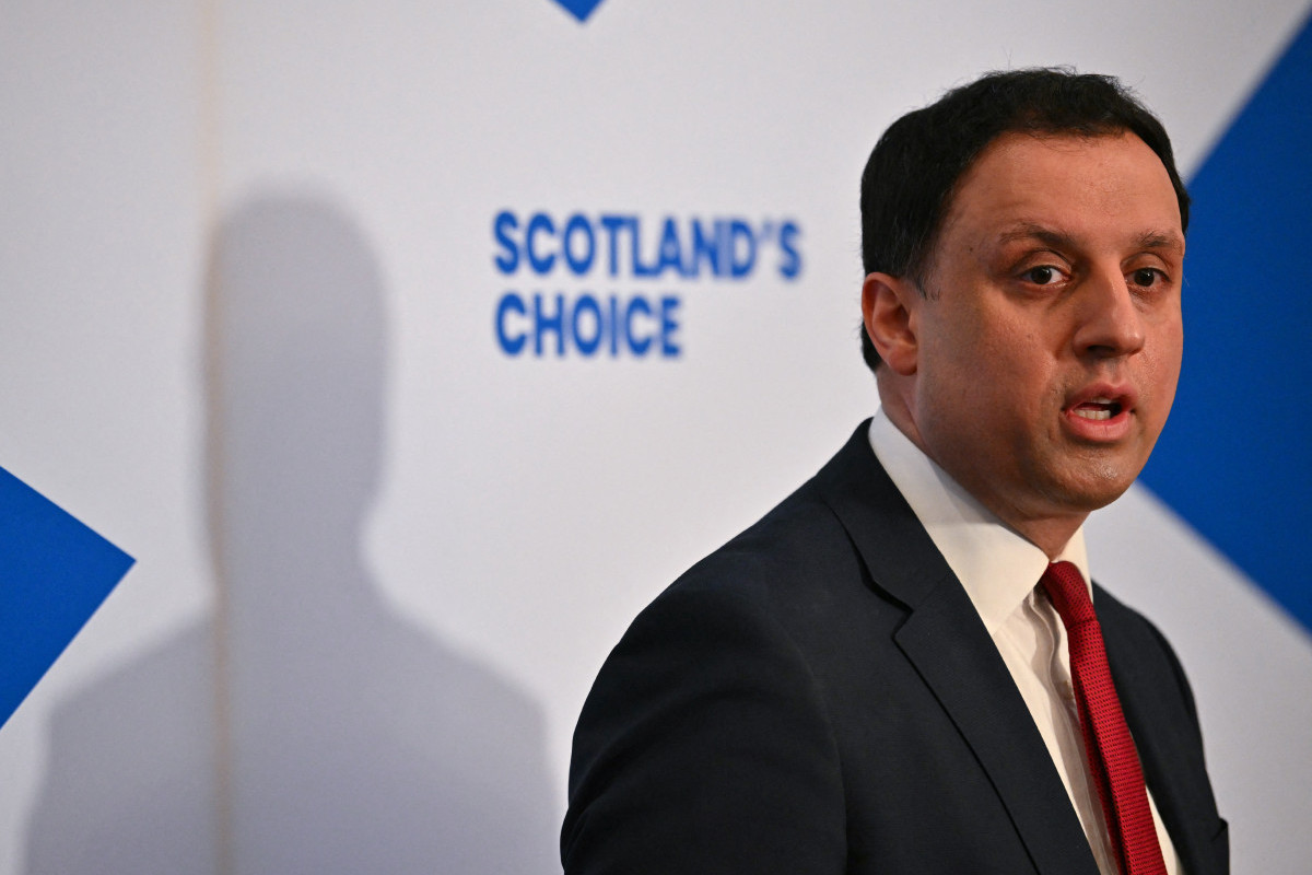 O líder do Partido Trabalhista Escocês, Anas Sarwar, discursa durante uma coletiva de imprensa em Glasgow, em 9 de fevereiro de 2026, na qual pediu a renúncia do primeiro-ministro britânico, Keir Starmer. A posição de Keir Starmer como primeiro-ministro do Reino Unido parecia cada vez mais frágil na segunda-feira, depois que o líder trabalhista na Escócia pediu sua renúncia por nomear Peter Mandelson como embaixador nos EUA, apesar de suas ligações com o criminoso sexual condenado Jeffrey Epstein./ AFP