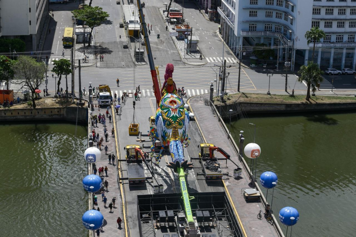 A já tradicional subida da escultura do Galo Gigante, que este ano pesa oito toneladas e tem 32 metros de altura, irá acontecer nesta quarta-feira (11), às 19h. 
 (Foto: Rafael Vieira / DP Fotos)