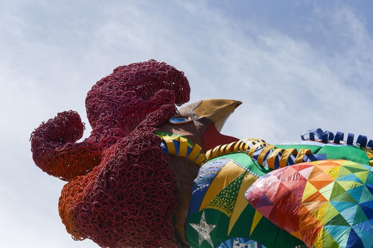 A já tradicional subida da escultura do Galo Gigante, que este ano pesa oito toneladas e tem 32 metros de altura, irá acontecer nesta quarta-feira (11), às 19h. 
 (Foto: Rafael Vieira / DP Fotos)