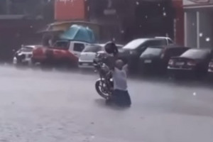 Motociclista se ajoelha em pista alagada e agradece a chuva, em Bom Conselho, no Agreste; confira v&iacute;deo