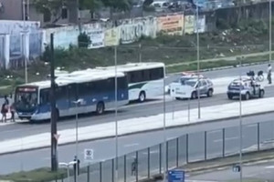 Garupa invade &ocirc;nibus intermunicipal e atira na cabe&ccedil;a de passageiro em frente ao Paulista North Way Shopping 
