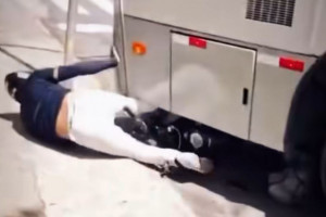 Motociclista caiu ap&oacute;s ser atingido por &ocirc;nibus em briga no Recife