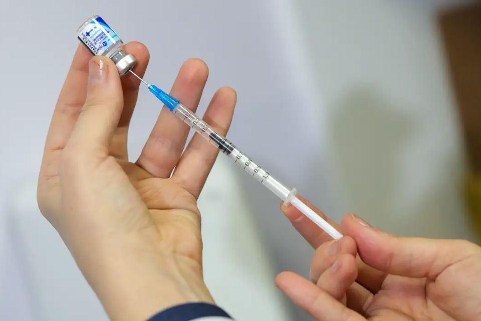 Segundo o ministro da Saúde, Alexandre Padilha, esse novo imunizante disponibilizado pelo SUS custa em média R$ 2,5 mil nas redes privadas.
/Foto: Fabio Rodrigues-Pozzebom/ Agência Brasil