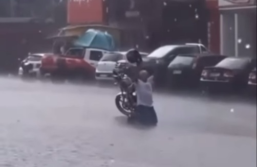 Motociclista se ajoelha em pista alagada e agradece a chuva, em Bom Conselho, no Agreste; confira vídeo
/Reprodução/redes sociais