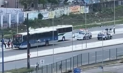 Garupa invade ônibus intermunicipal e atira na cabeça de passageiro em frente ao Paulista North Way Shopping 
/Reprodução/redes sociais