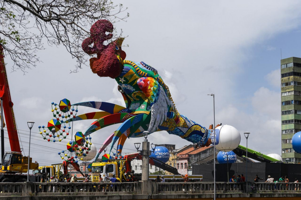 A já tradicional subida da escultura do Galo Gigante, que este ano pesa oito toneladas e tem 32 metros de altura, irá acontecer nesta quarta-feira (11), às 19h. 
/Foto: Rafael Vieira / DP Fotos