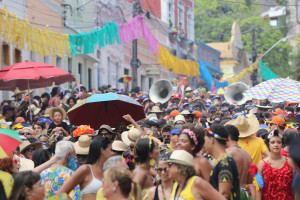Falta de fiscaliza&ccedil;&atilde;o sobre baterias e ambulantes gera transtornos para blocos de frevo em Olinda
