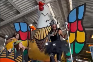 Carros aleg&oacute;ricos trazem mensagens ambientais para desfile do Galo