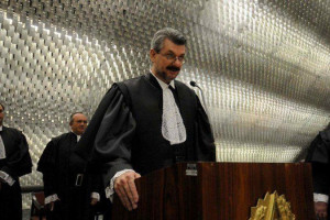 Buzzi ficar&aacute; impedido de usar seu local de trabalho, ve&iacute;culo oficial e demais prerrogativas inerentes ao exerc&iacute;cio da fun&ccedil;&atilde;o.