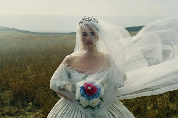 Artificialidade estética reforça que versão é uma fabulação a partir do livro, não uma adaptação fiel (Warner/Divulgação)