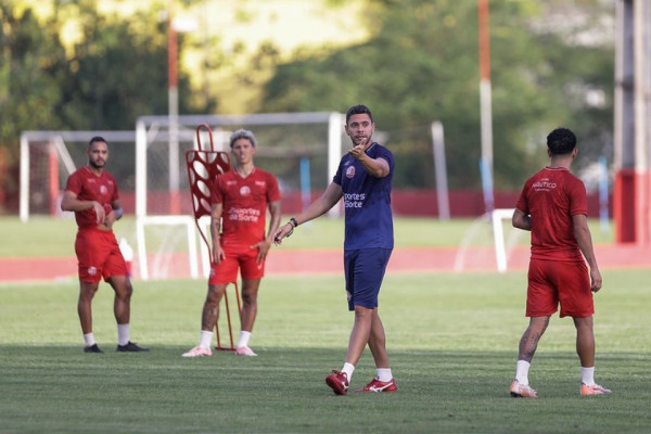 Elenco do N&aacute;utico em treinamento no CT Wilson Campos