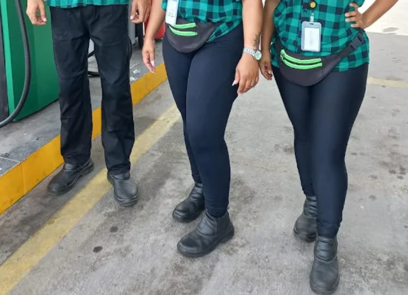 Imagem anexada aos autos pelo sindicato mostra duas frentistas trajando calça legging./Foto: Reprodução