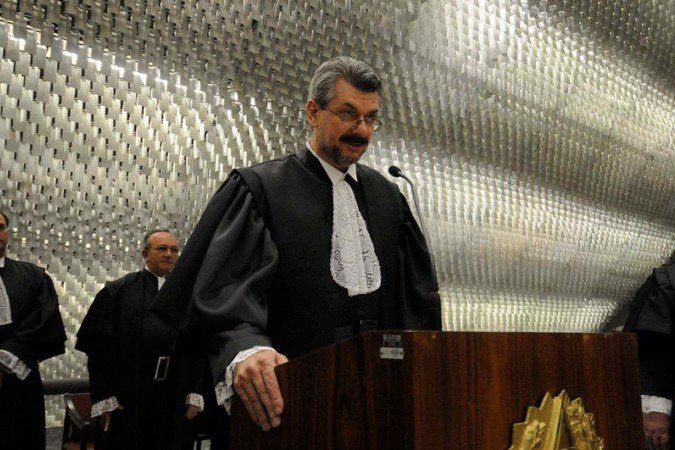 Buzzi ficará impedido de usar seu local de trabalho, veículo oficial e demais prerrogativas inerentes ao exercício da função./STJ