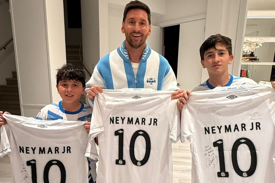 Messi e filhos com a camisa do Santos/Divulgação / Santos