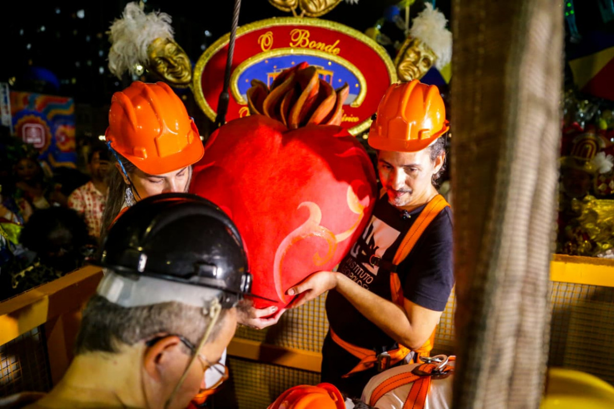Coração Fraterno do Galo Gigante foi colocado na escultura na noite desta terça (10) (Foto: Crysli Viana/DP Foto)