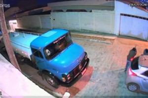 V&iacute;deo mostra trio atirando contra port&atilde;o de resid&ecirc;ncia em Pesqueira, no Agreste de Pernambuco
