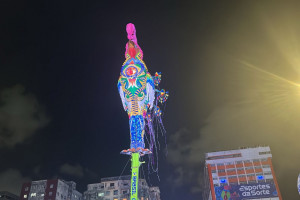 Galo Gigante foi erguido na noite desta quarta-feira (11)