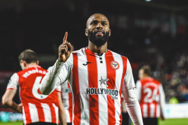 Destaque no Brentford com 18 gols na temporada, o atacante aparece como possível surpresa na próxima lista. (Foto: Divulgação/Brentford)