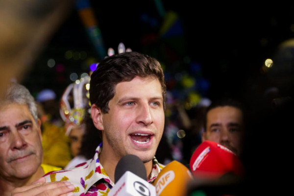 Prefeito João Campos esteve presente na subida do Galo Gigante (Foto: Crysli Viana/DP Foto)