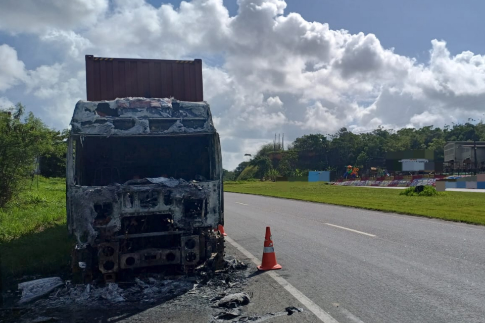 Cabine do caminhão pegou fogo na BR-232 na manhã desta quarta/DIVULGAÇÃO/PRF