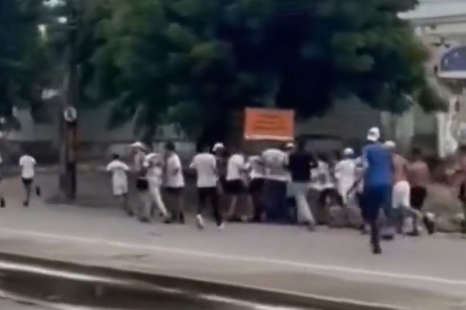 Briga entre torcidas organizadas no Clássico-Rei, em Fortaleza/Reprodução/Redes Sociais
