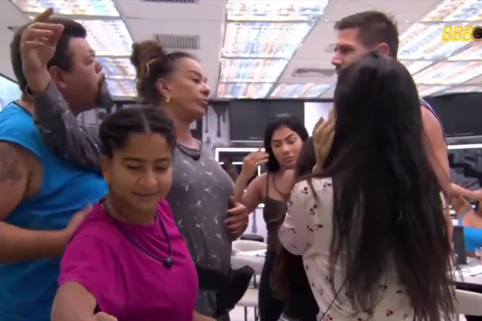 Adversários pedem expulsão de Milena após gesto na cozinha/Reprodução/TV Globo