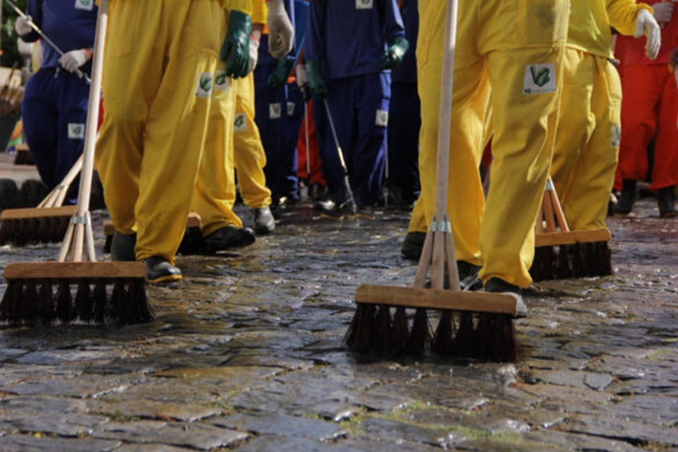 Cerca de 100 garis participação do Bloco Vassourão nesta quinta, em Olinda/JAN RIBEIRO/PMO