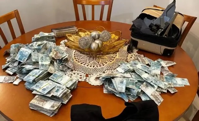 Dinheiro jogado de apartamento foi apreendido pela PF/Divulgação/PF